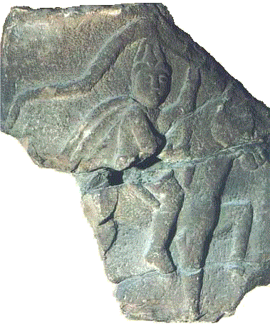 Sarmatische grafsteen, met een eihoofd, in jeugd vervormd, die een dracobanier voert
gevonden te Chester, Engeland